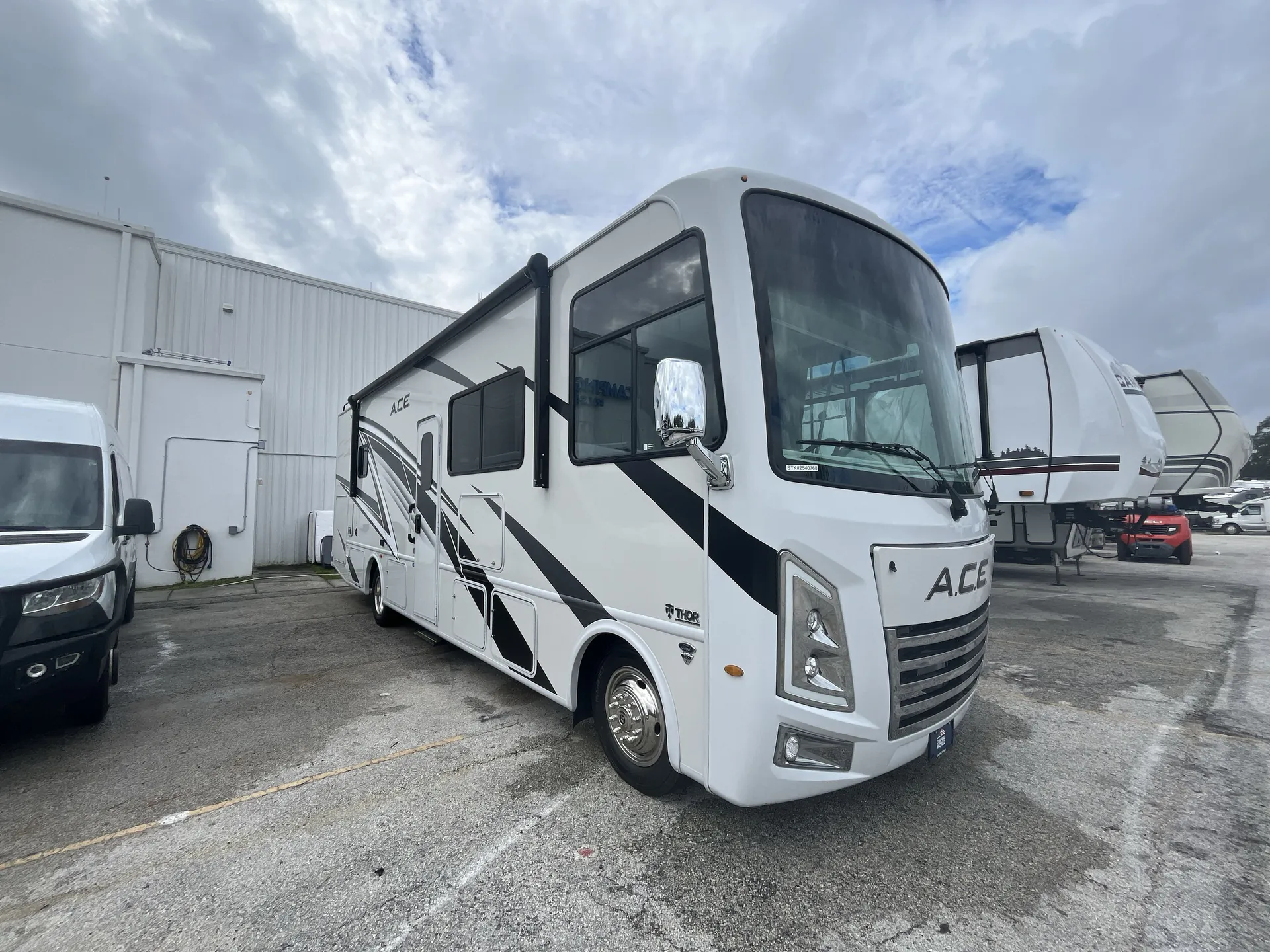 2025 Thor Motor Coach A.C.E 30C - Photo 2