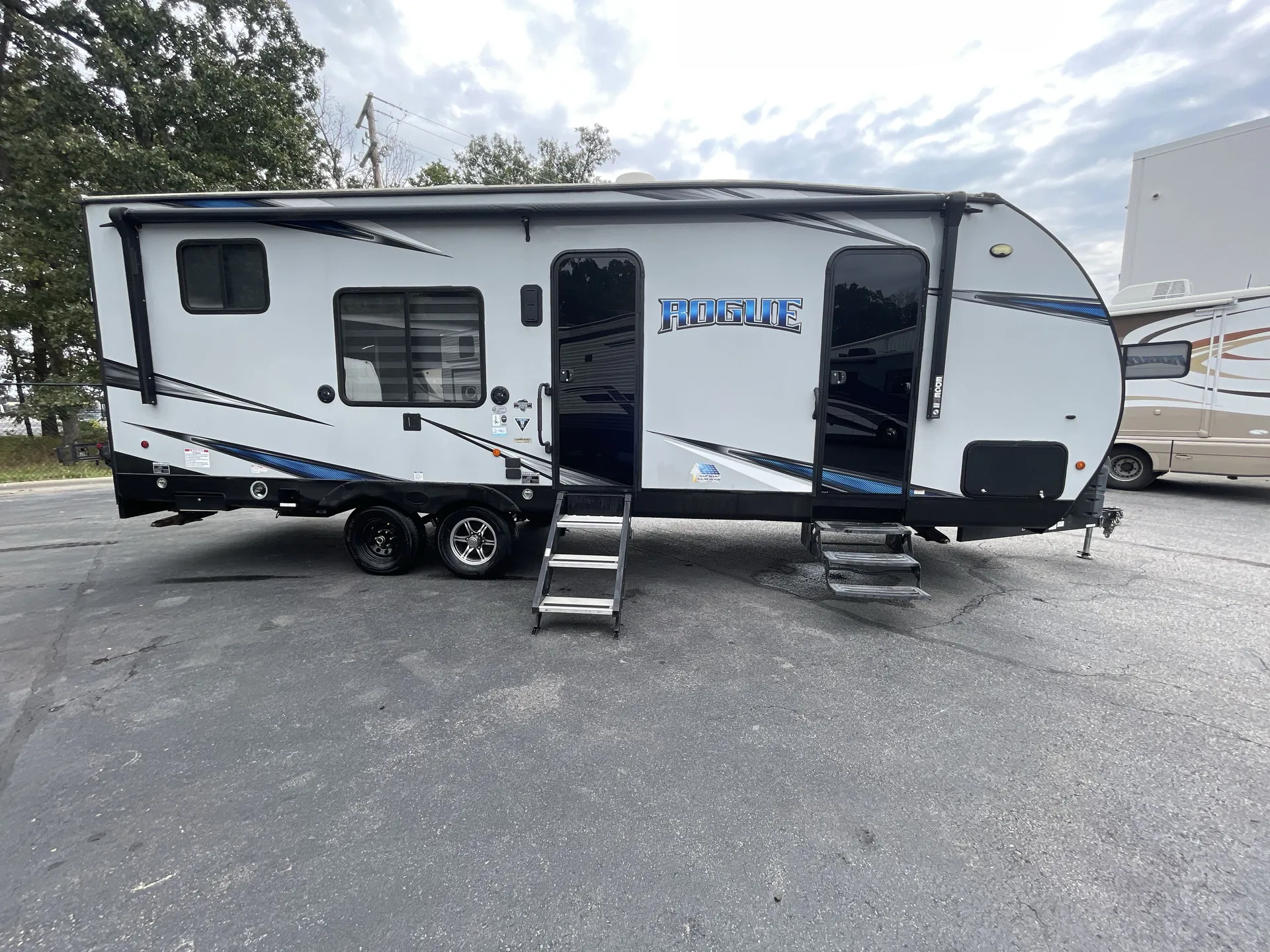 2021 Forest River Vengeance Rogue 25V — campside