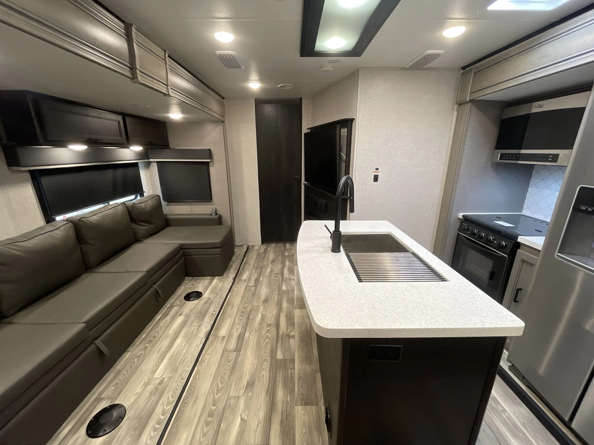 2023 Highland Ridge Mesa Ridge 338BHS — front
