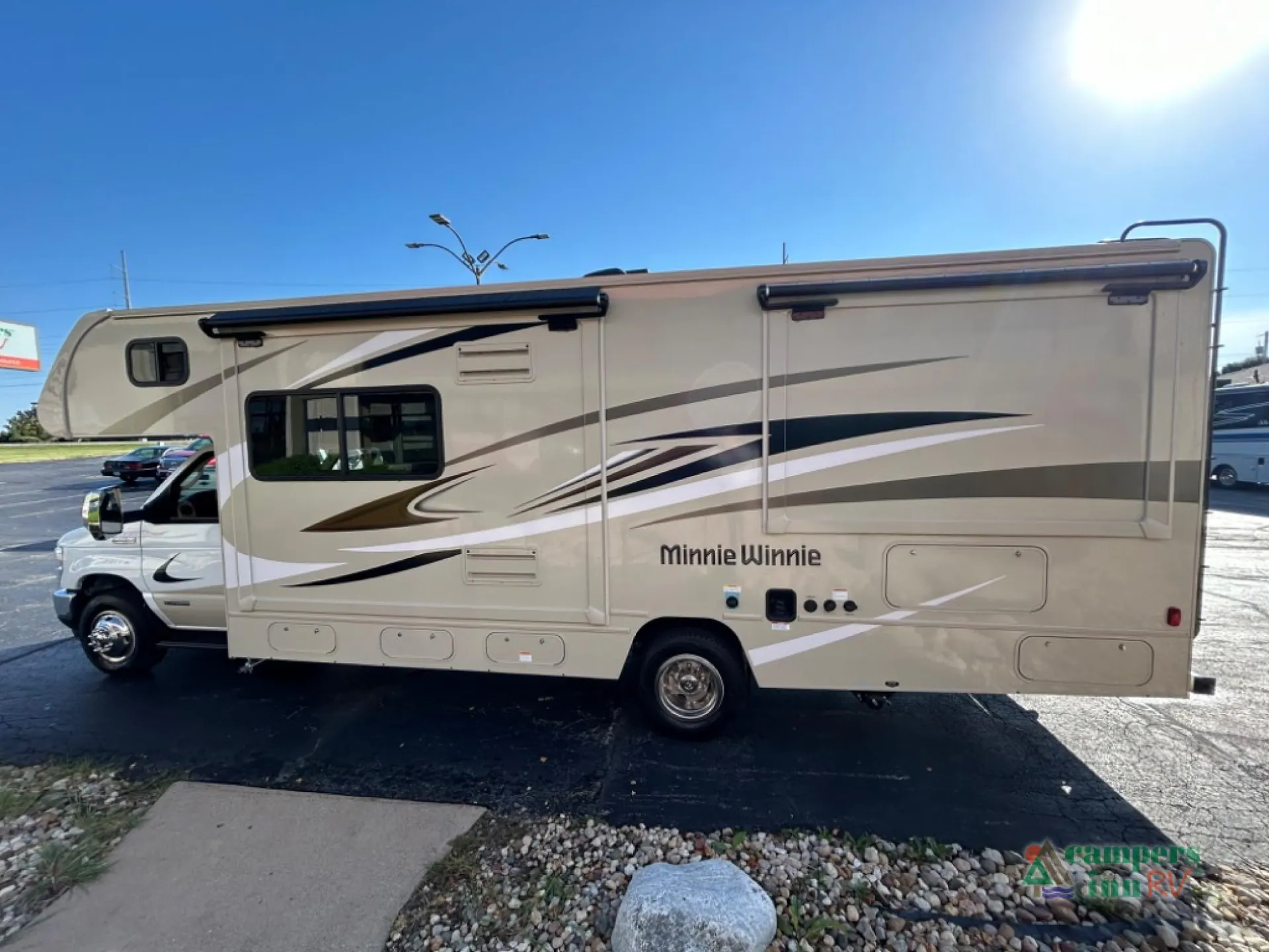 2025 Winnebago Minnie Winnie 26T - Photo 4