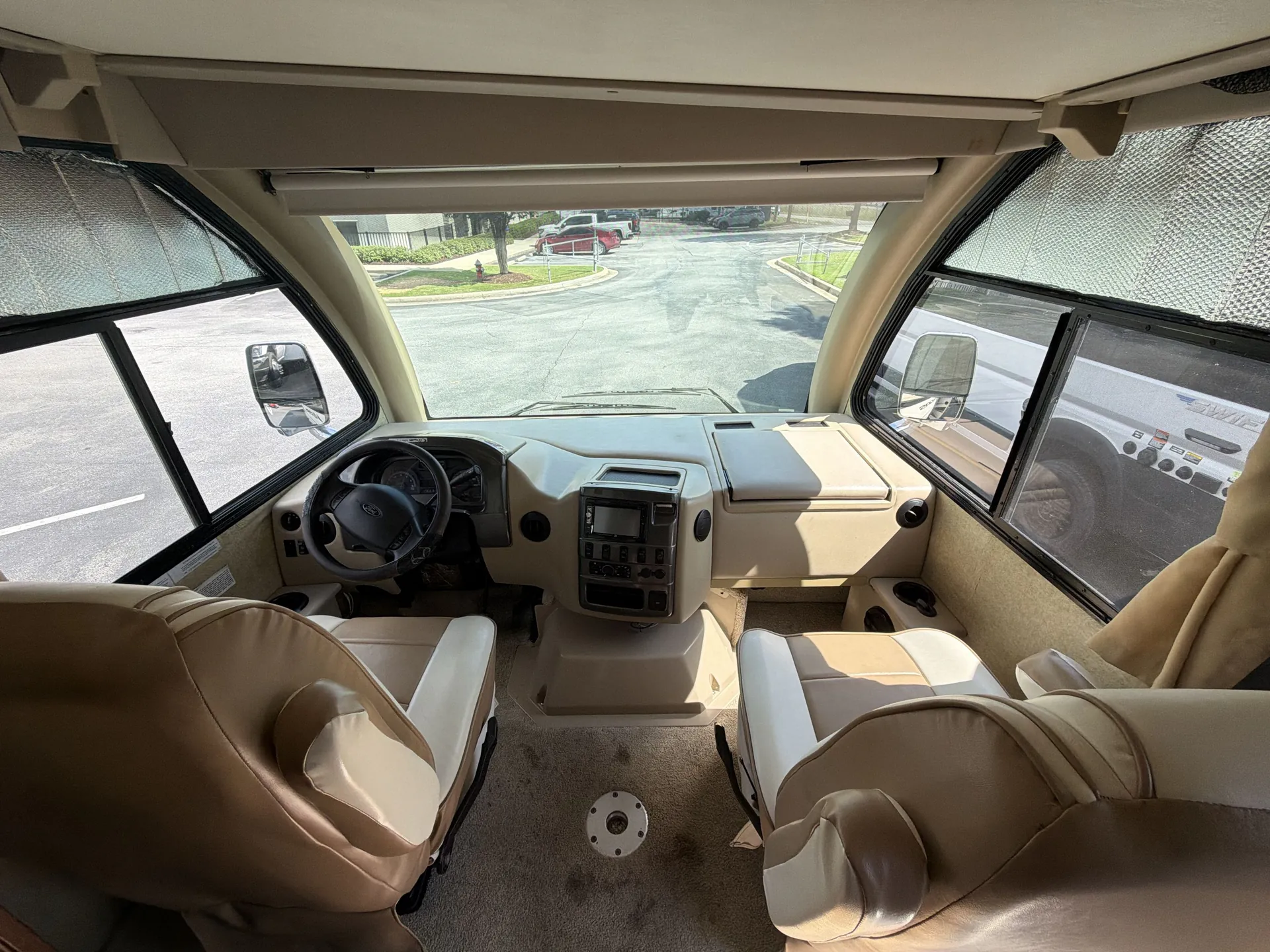 2015 Thor Motor Coach Vegas 24.1 — living area main