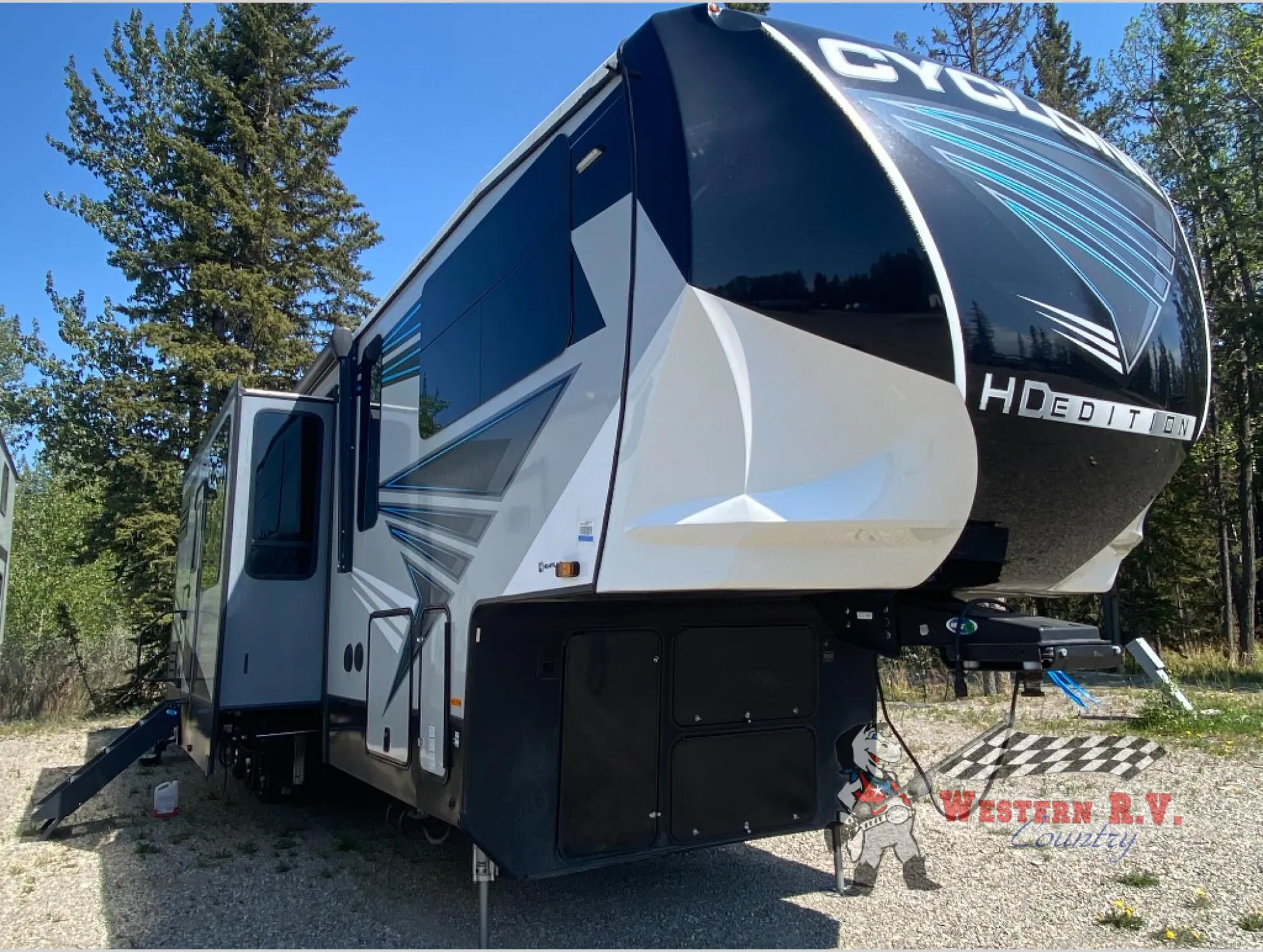 2022 Heartland Cyclone CY 4006 - Photo 2