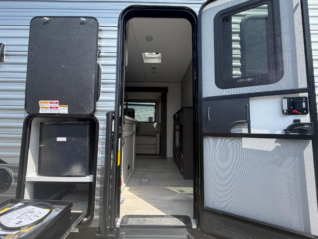 2027 Coachmen Catalina Legacy Edition 333DBDSCK, Photos photo 12