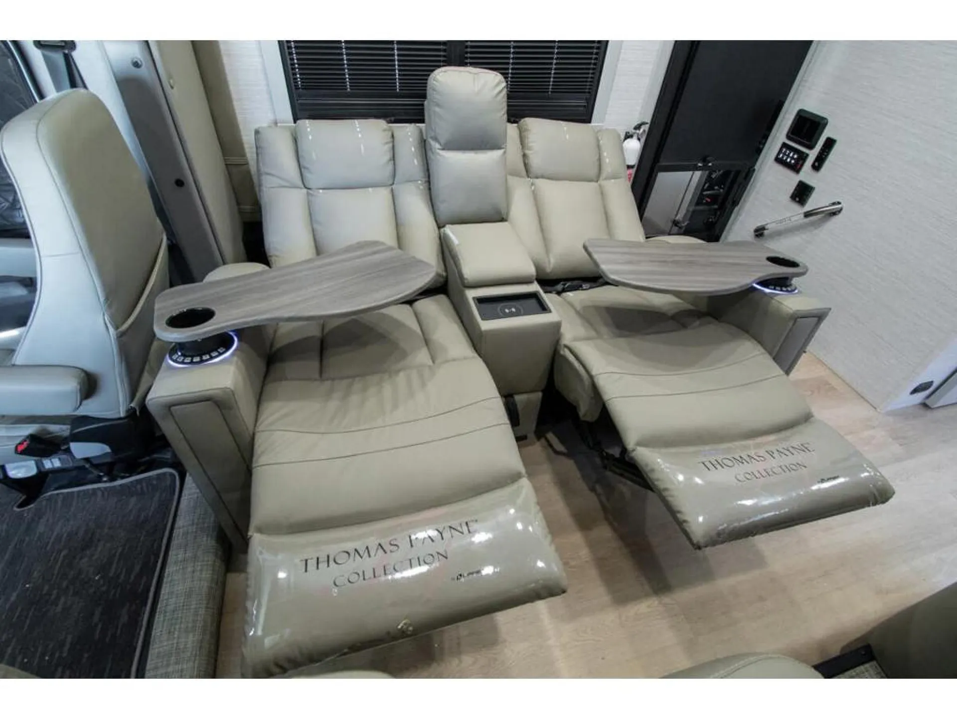 2027 Dynamax Corp DynaQuest XL 3200KD dealer photo 10 from Blue Compass RV
