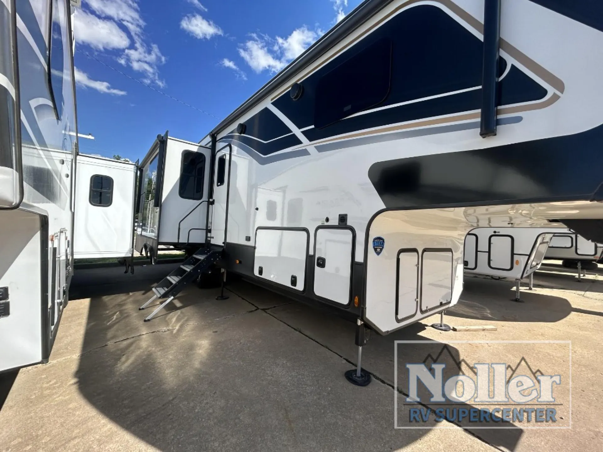 2024 Keystone Alpine 3102RL - Photo 4