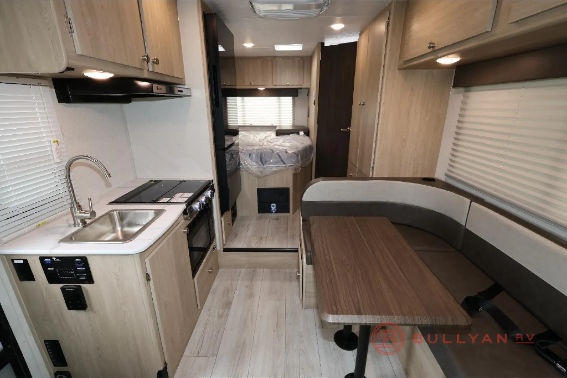 2026 Coachmen Leprechaun 210QSS FORD E 350 - Photo 3