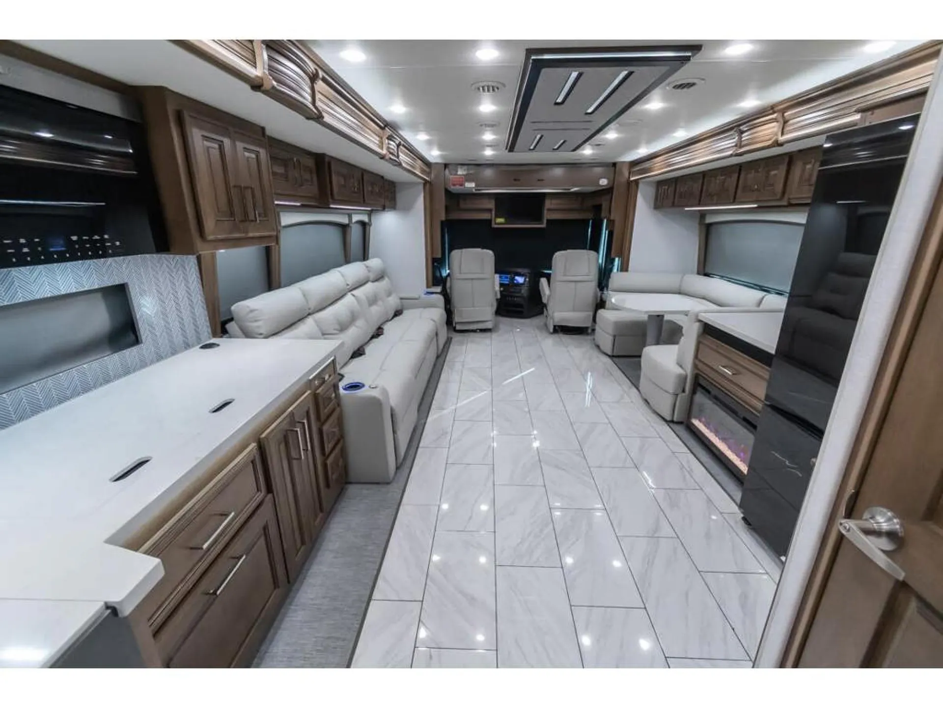 2026 Fleetwood Discovery LXE 44S - Photo 3