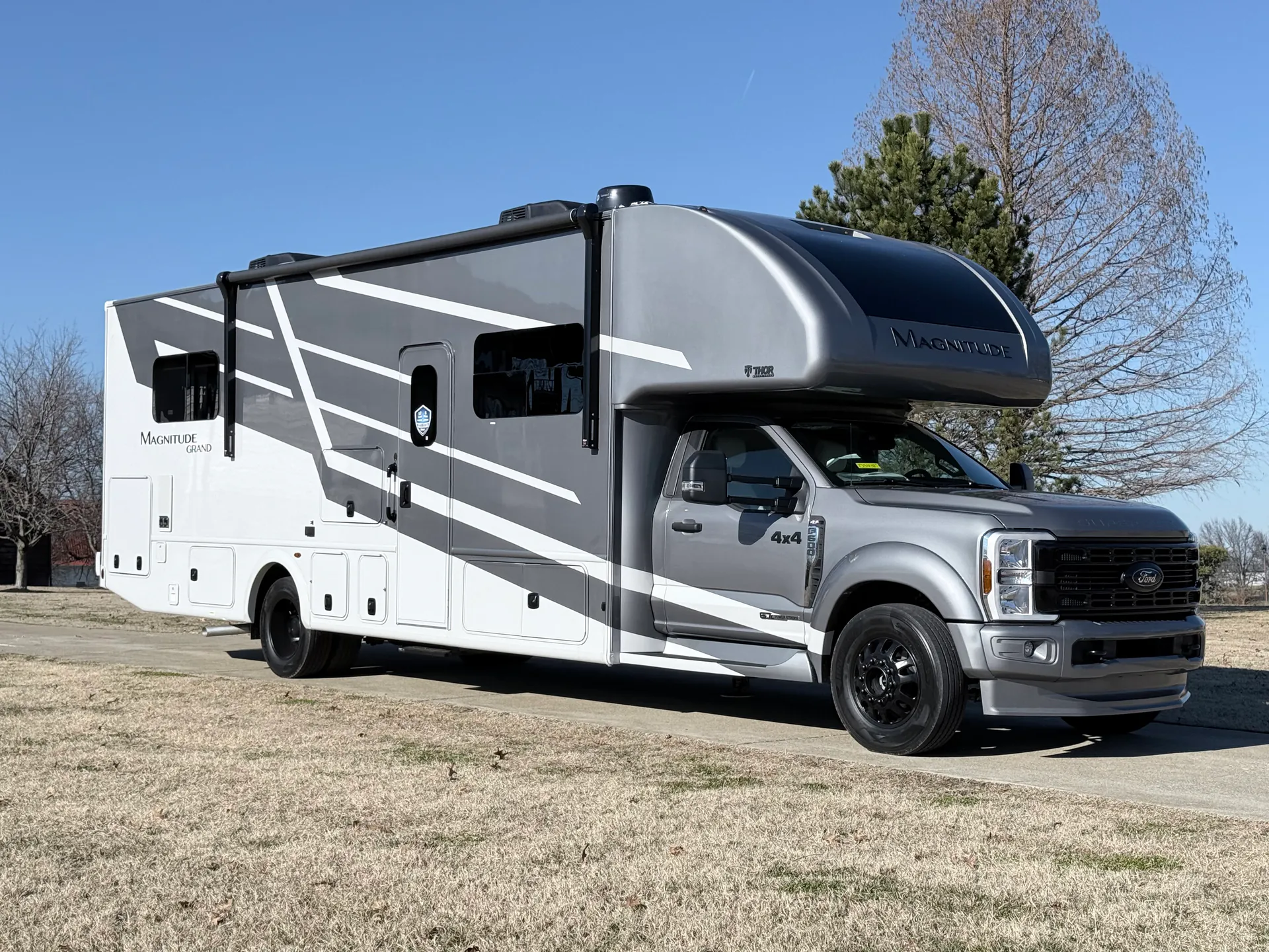 2026 Thor Motor Coach Magnitude Grand L35 - Photo 2