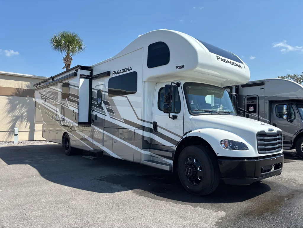 2026 Thor Motor Coach Pasadena 38FX - Photo 2