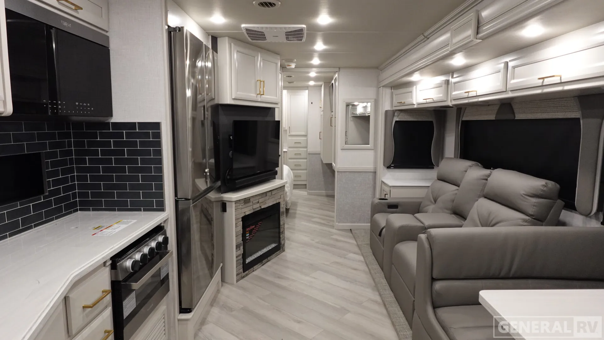 2026 Fleetwood Bounder 35K - Photo 3