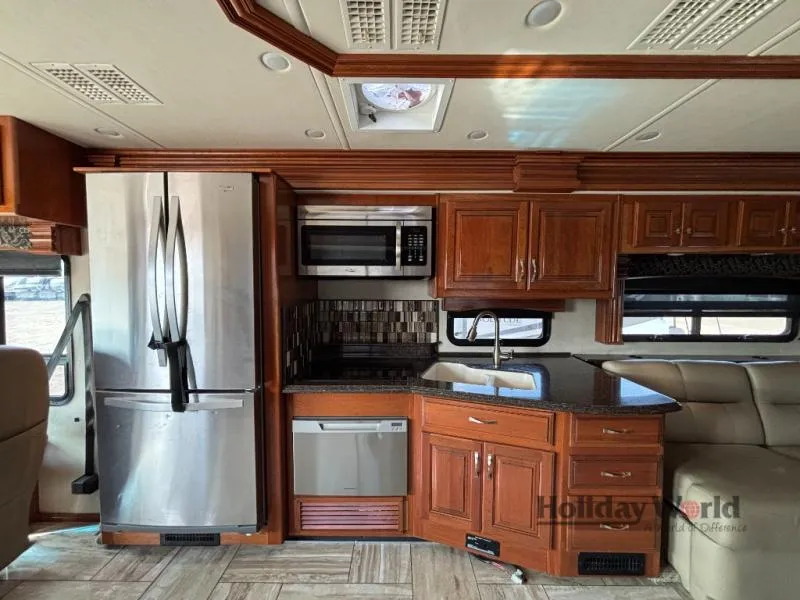 2017 Fleetwood RV Discovery 40X - Photo 4