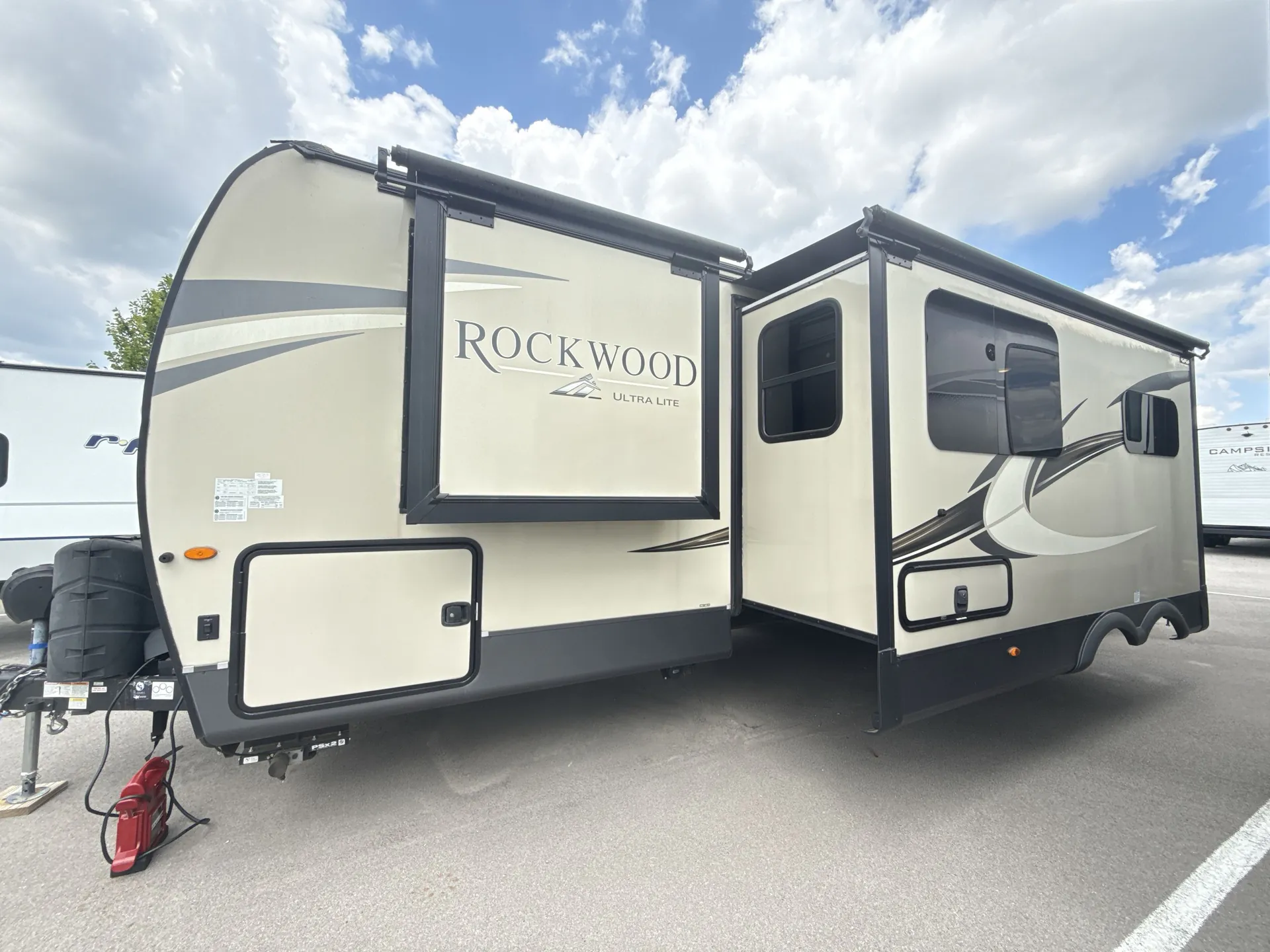 2021 Forest River Rockwood Ultra Lite 2706WS — off campside