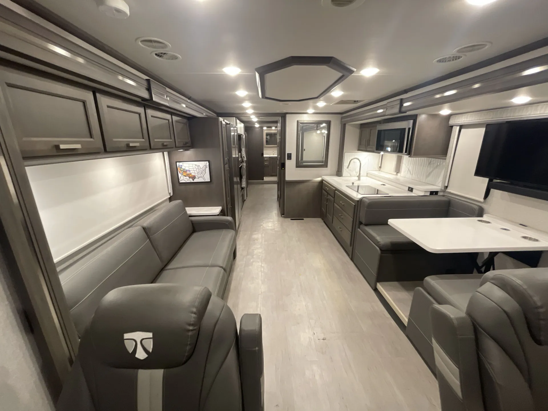 2024 Thor Motor Coach Riviera 39BH — living area main