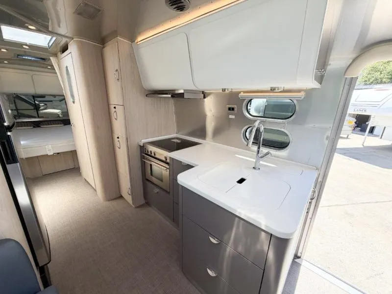 2022 Airstream Globetrotter 27FB - Photo 3