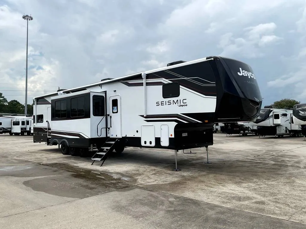 2026 Jayco Seismic 395 - Photo 2