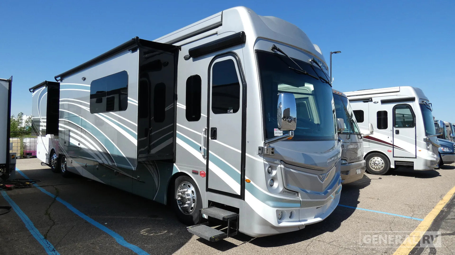 2024 Fleetwood Discovery LXE 44S - Photo 2