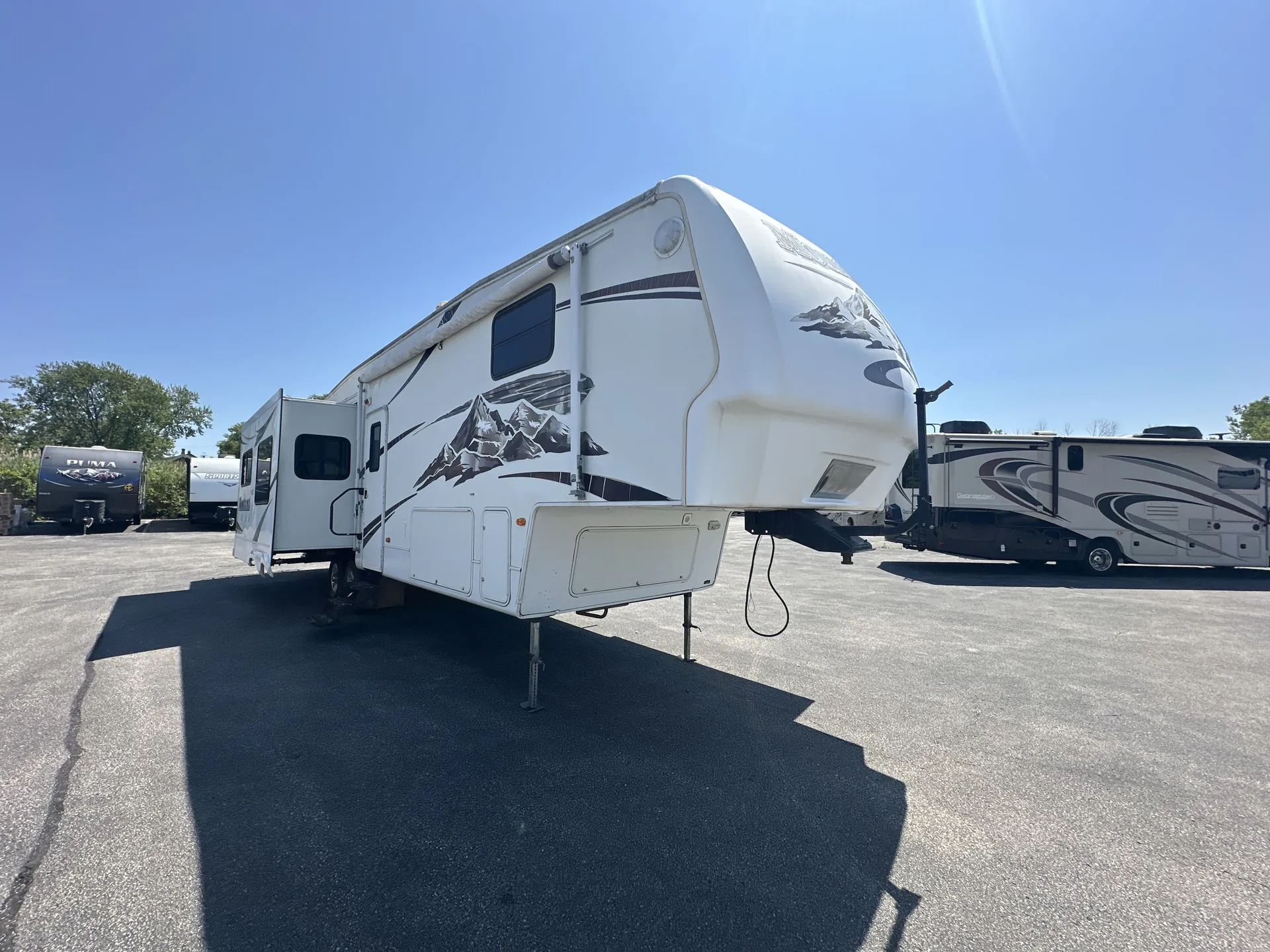 2007 Keystone Montana 3400RL - Photo 2