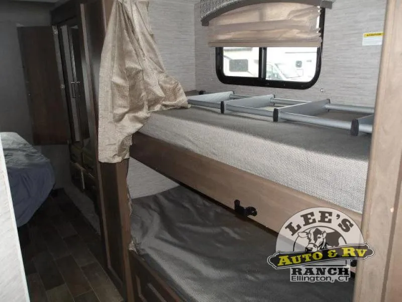 2021 Thor Motor Coach Chateau 31EV - Photo 3