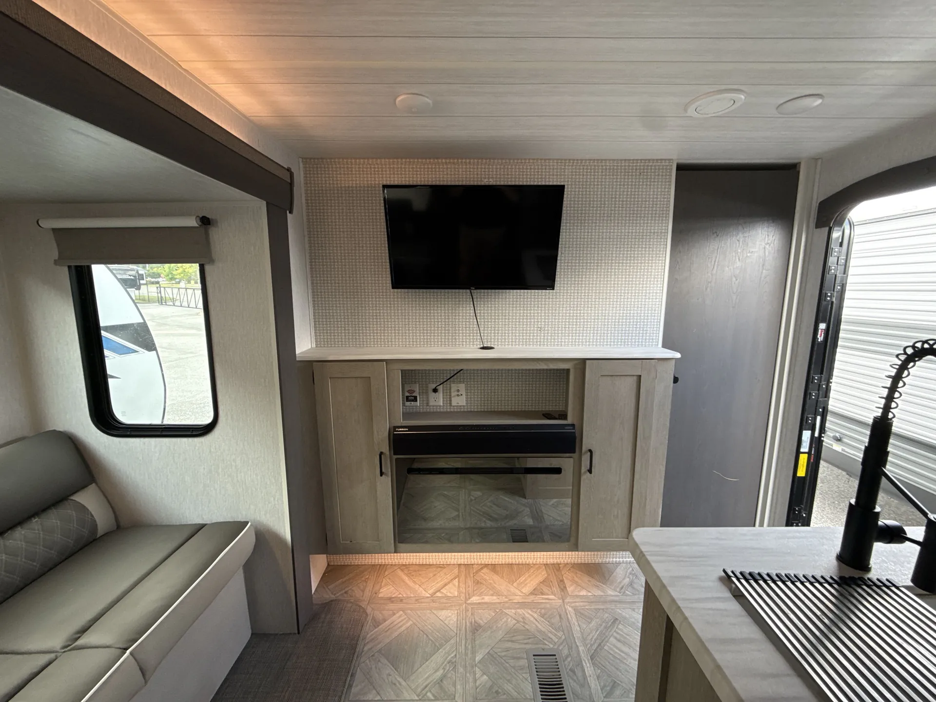 2024 Forest River Salem 31KQBTS — backside