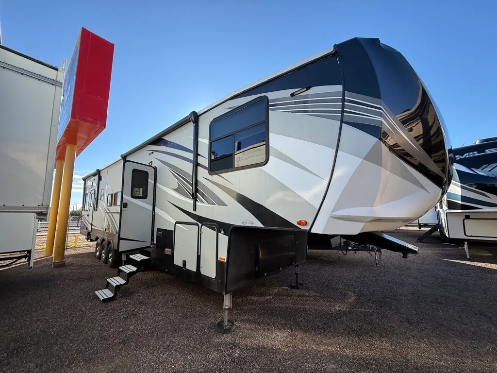 2018 Heartland Cyclone 4115 - Photo 2