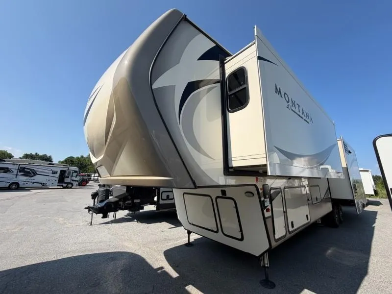 2019 Keystone RV Montana 3720RL - Photo 2
