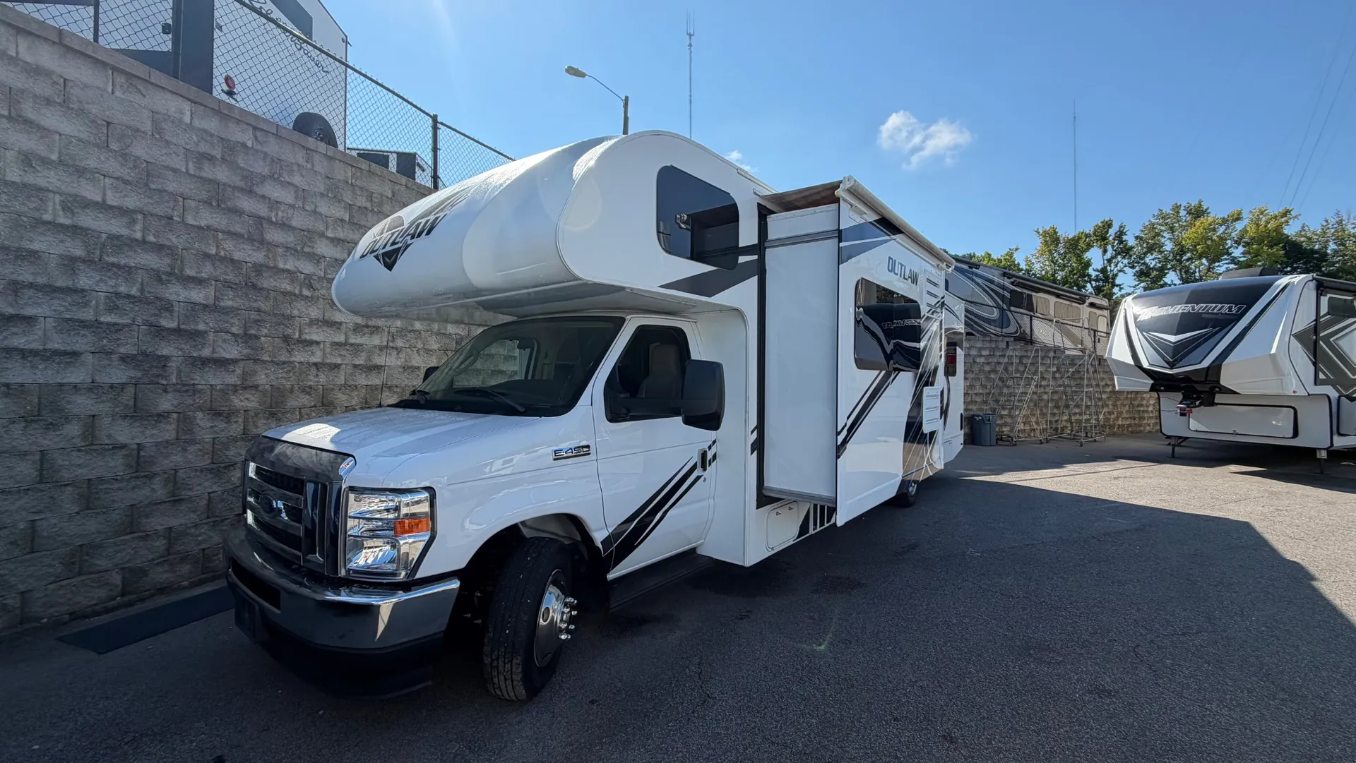 2022 Thor Motor Coach Outlaw 29J - Photo 2