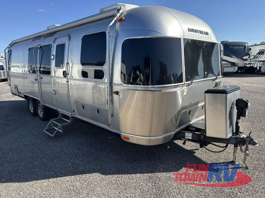 2024 Airstream Flying Cloud 30FB Office, Photos photo 3