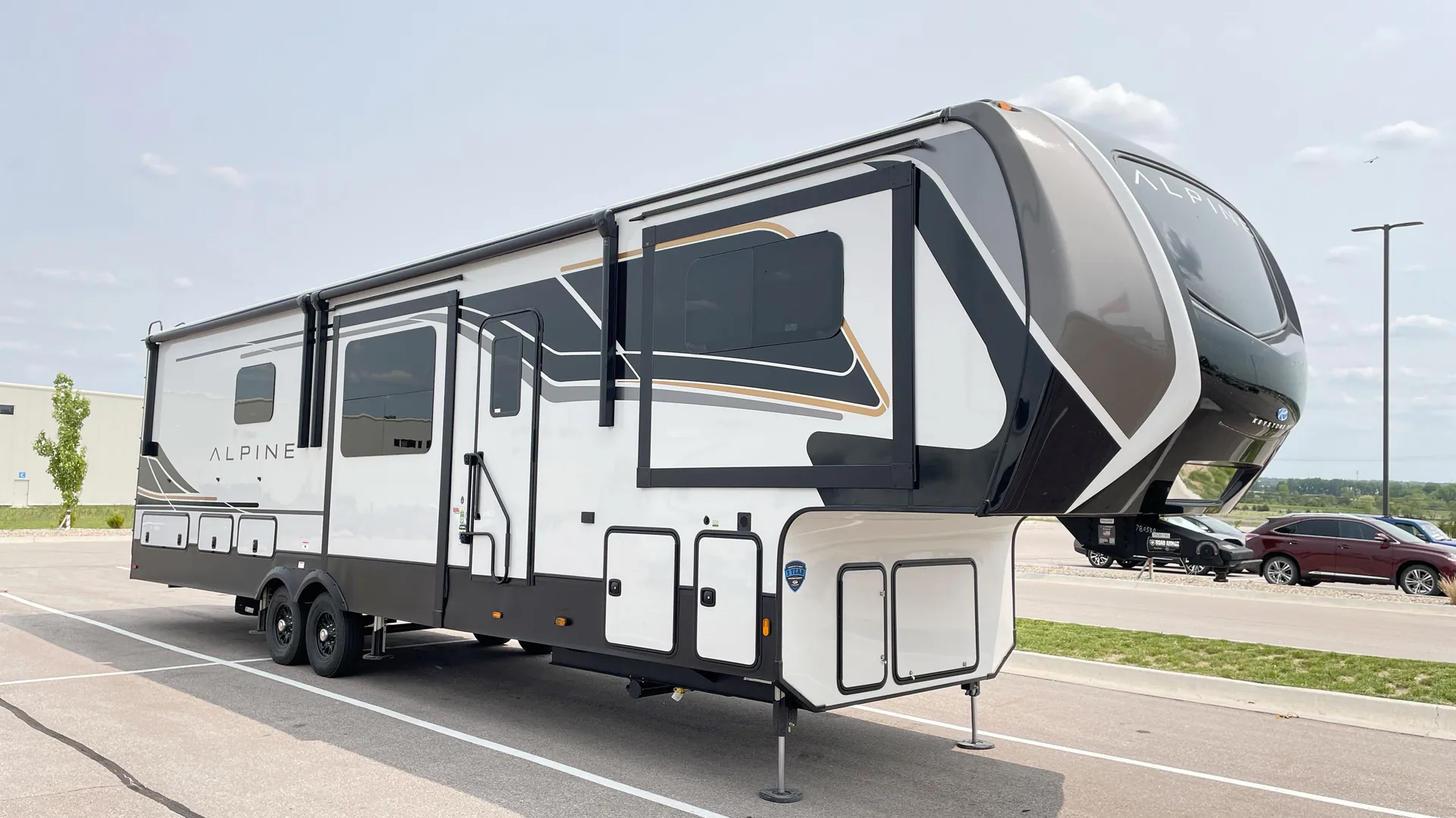 2025 Keystone Alpine 3700FL - Photo 2