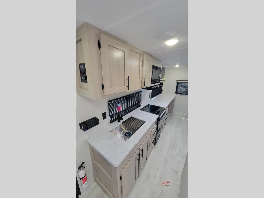 2027 East to West Della Terra 200RD, Photos photo 12
