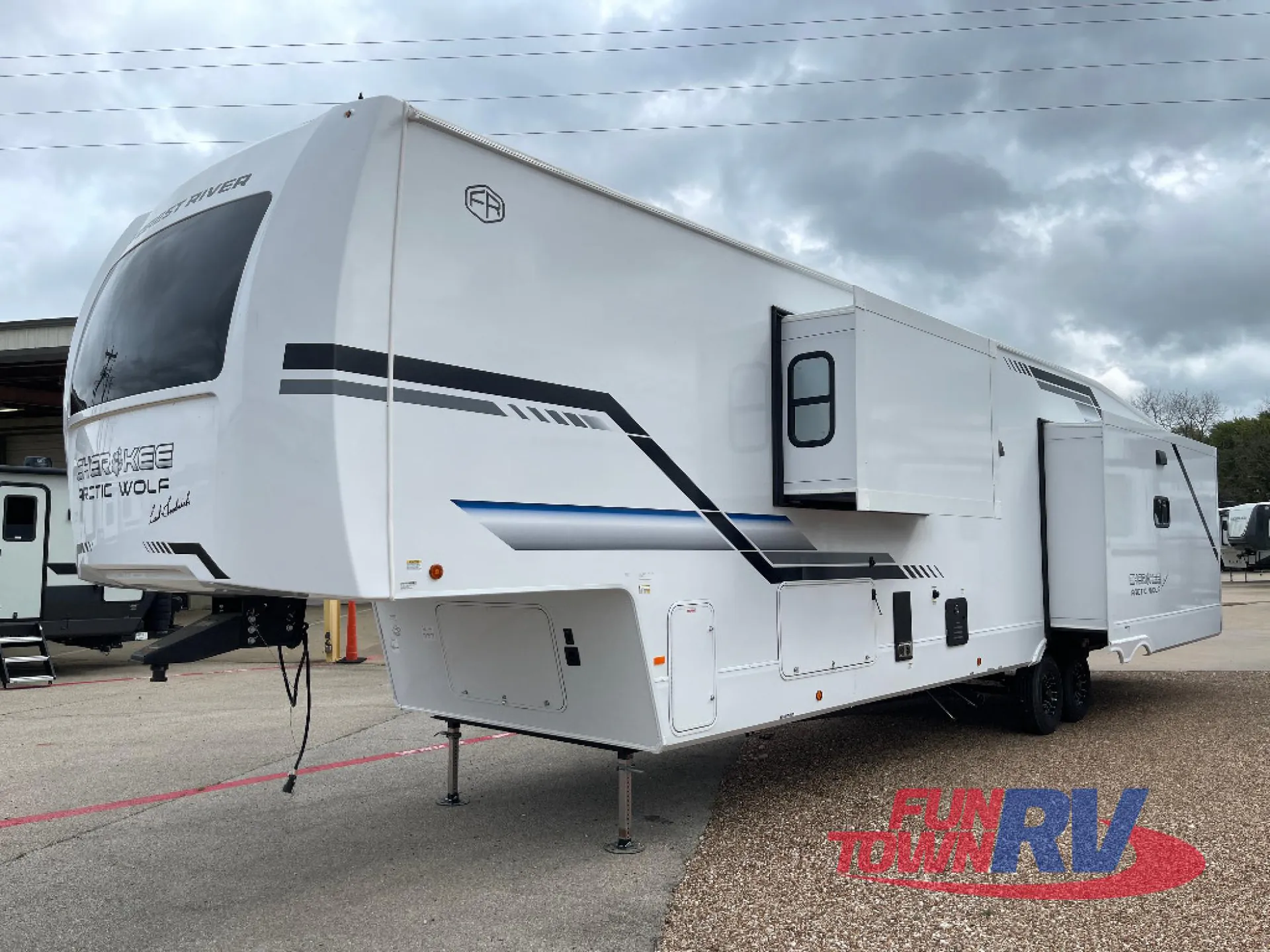 2026 Forest River Cherokee Arctic Wolf 38LEAHG - Photo 3