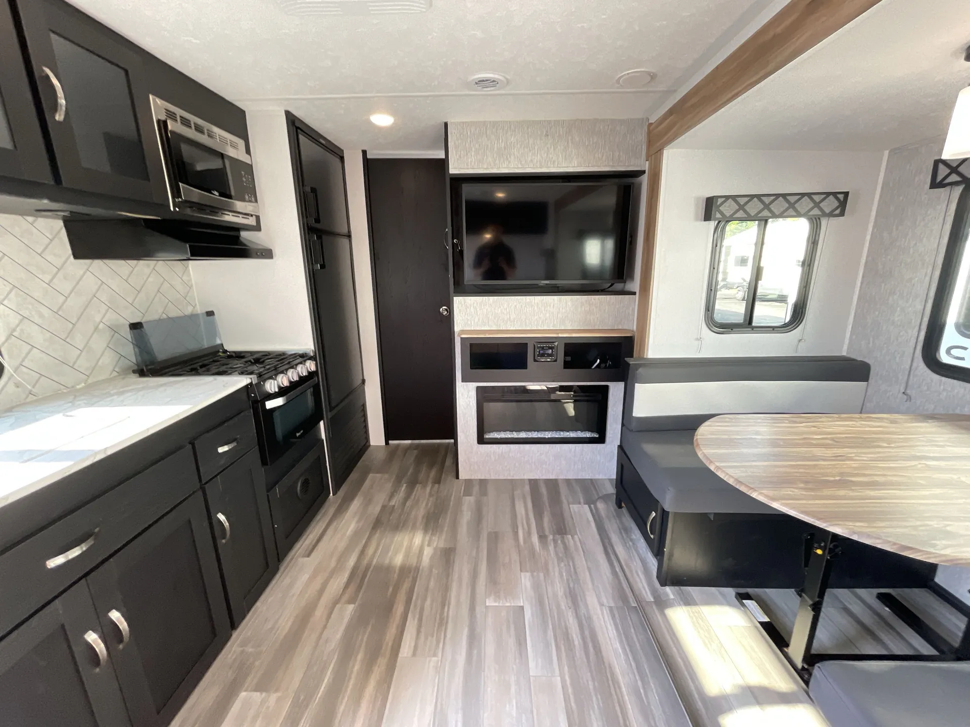 2022 Coachmen Freedom Express Ultra Lite 252RBS — living area main