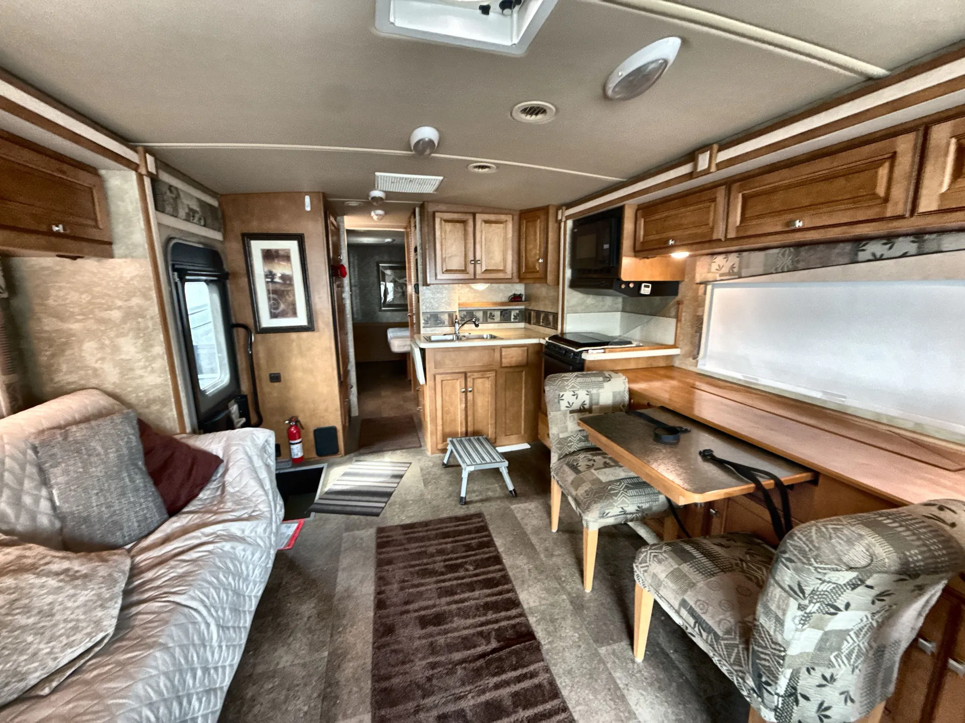 2014 Winnebago Vista 30T — living area main