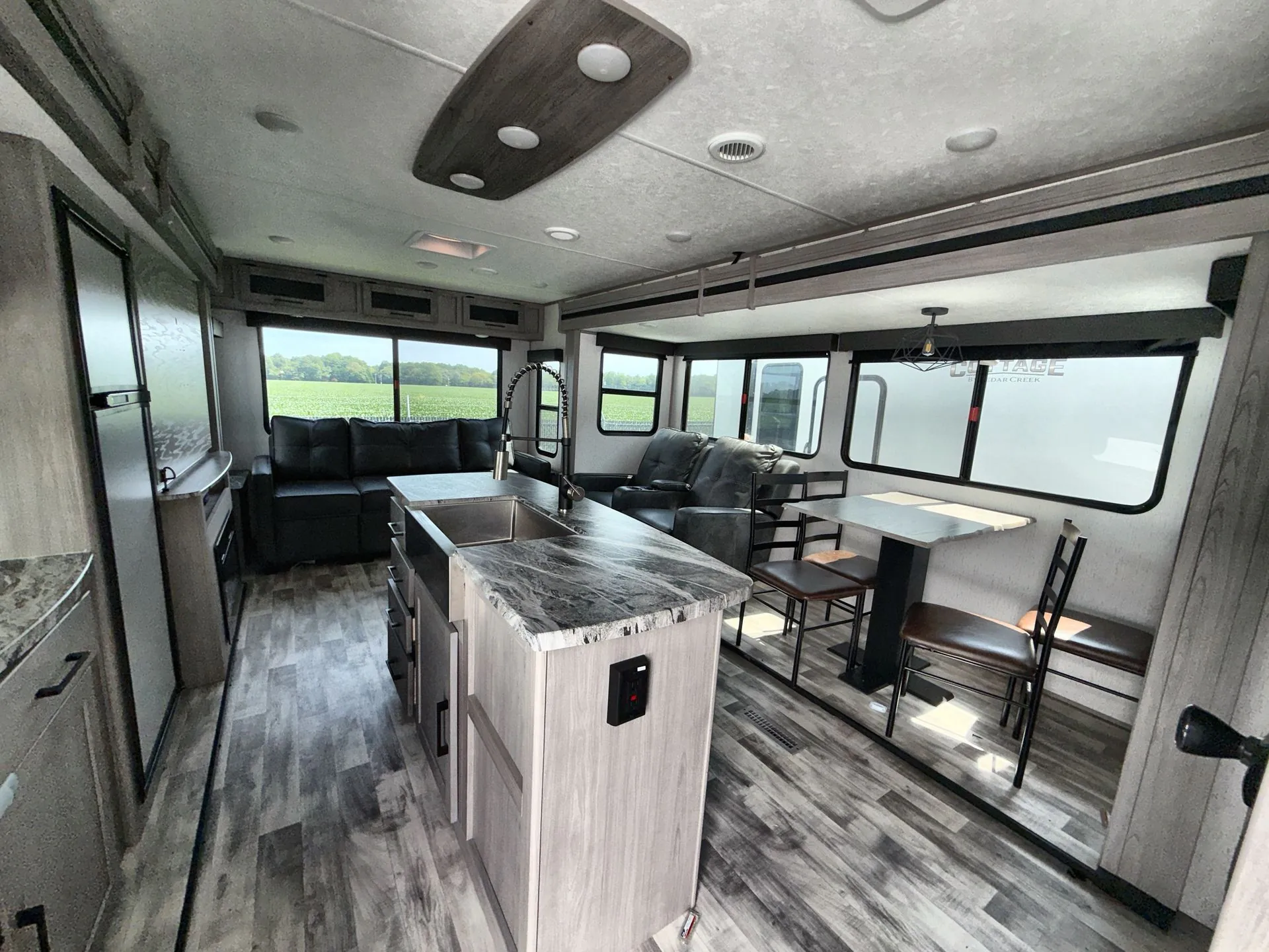 2023 Dutchmen Kodiak Ultimate 3221RLSL dealer photo 2 from Camping World