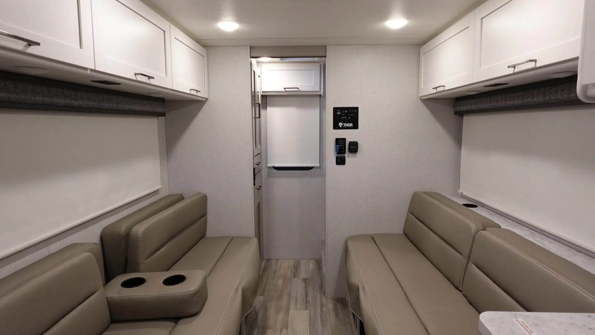 2026 Thor Motor Coach Pasadena SE SX19 Chevy - Photo 3