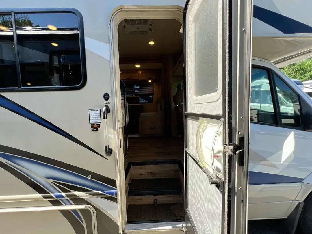 2018 Thor Motor Coach Chateau Sprinter 24BL - Photo 3