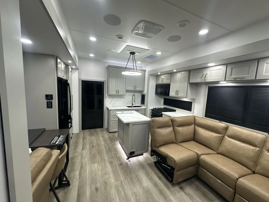 2026 Brinkley Model G 3950, Photos photo 10