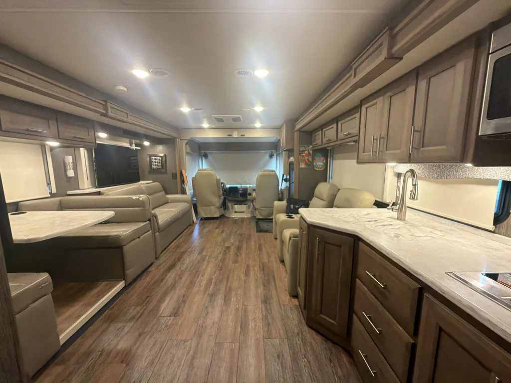 2021 Thor Motor Coach Challenger 35MQ, Photos photo 2