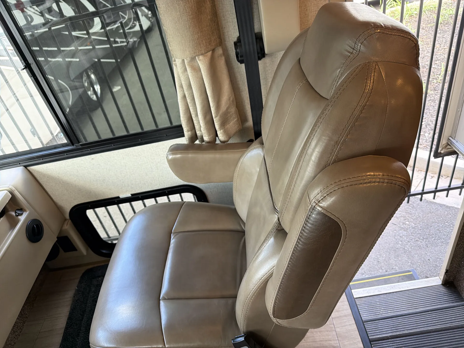 2019 Thor Motor Coach Windsport 34R — living area main