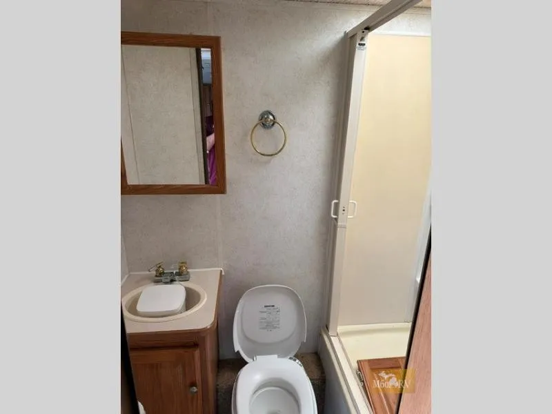 2004 Gulf Stream RV B Touring Cruiser Used    5211 - Photo 3