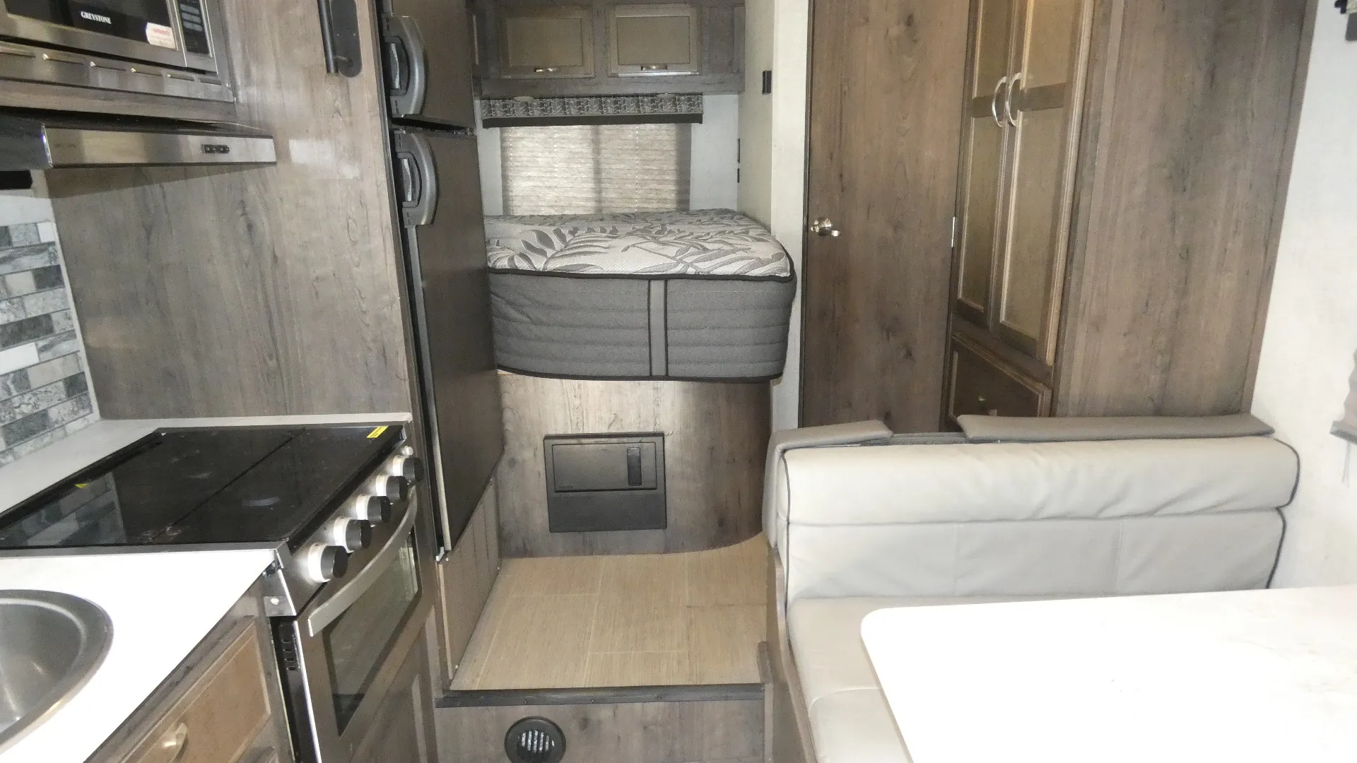 2023 Gulf Stream Conquest 6237 - Photo 3