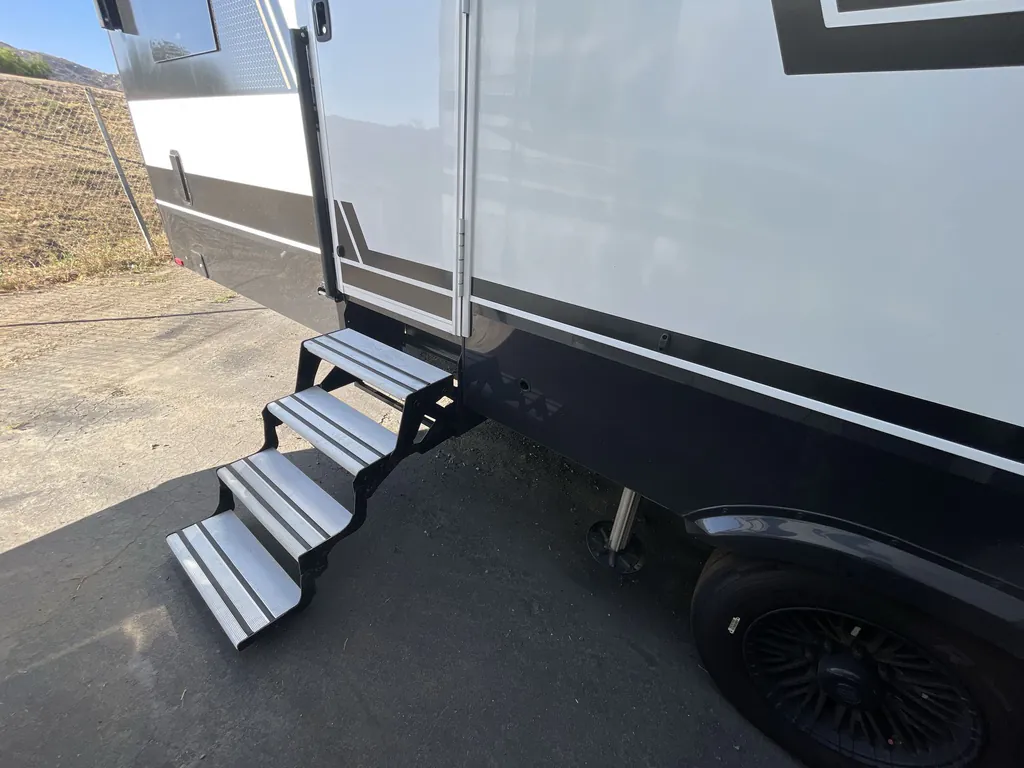 2026 Brinkley Model G 3950, Photos photo 7