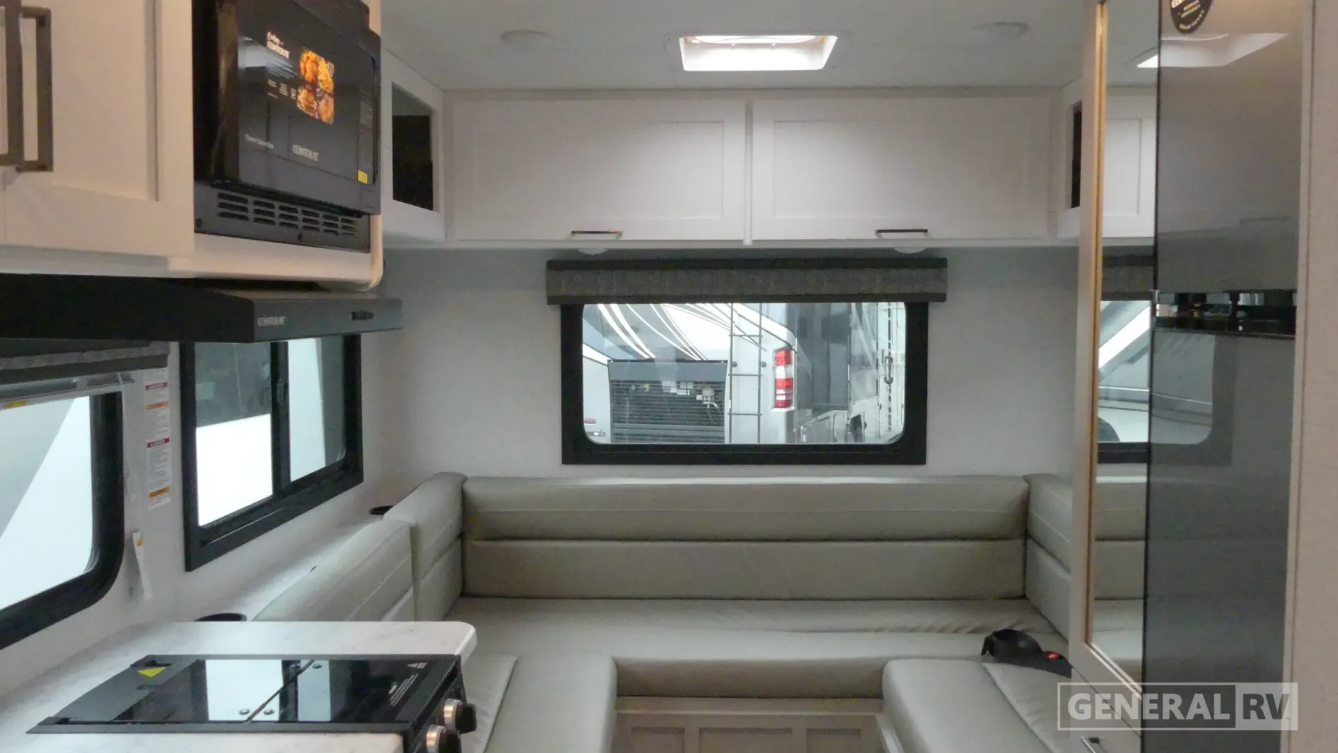 2026 Thor Motor Coach Pasadena SE SE19 Chevy - Photo 3