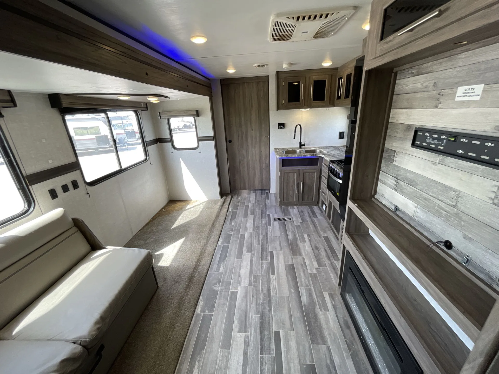 2023 crossroads Zinger 280RB — living area main