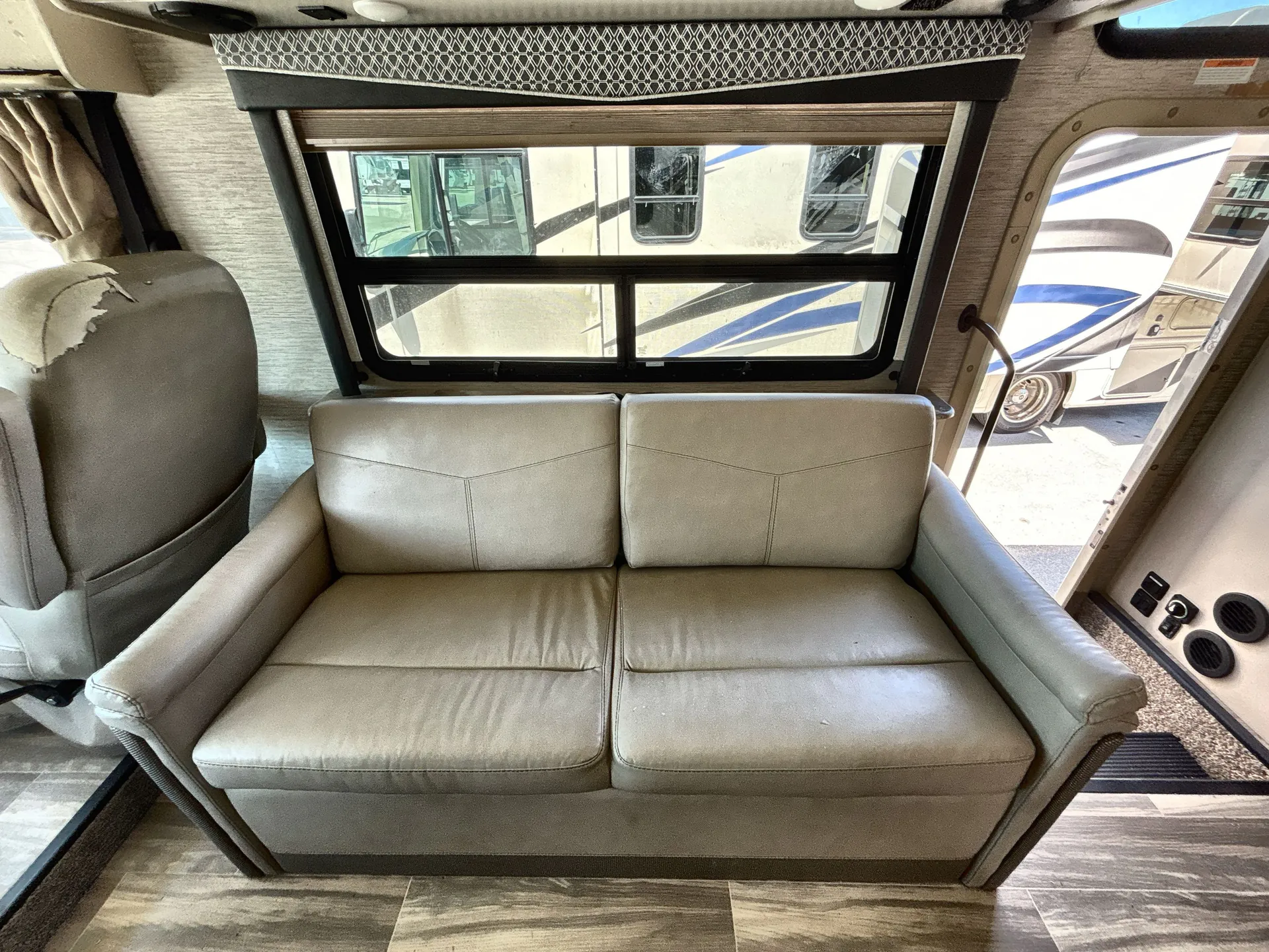 2021 Thor Motor Coach Ace 32.3 — living area main