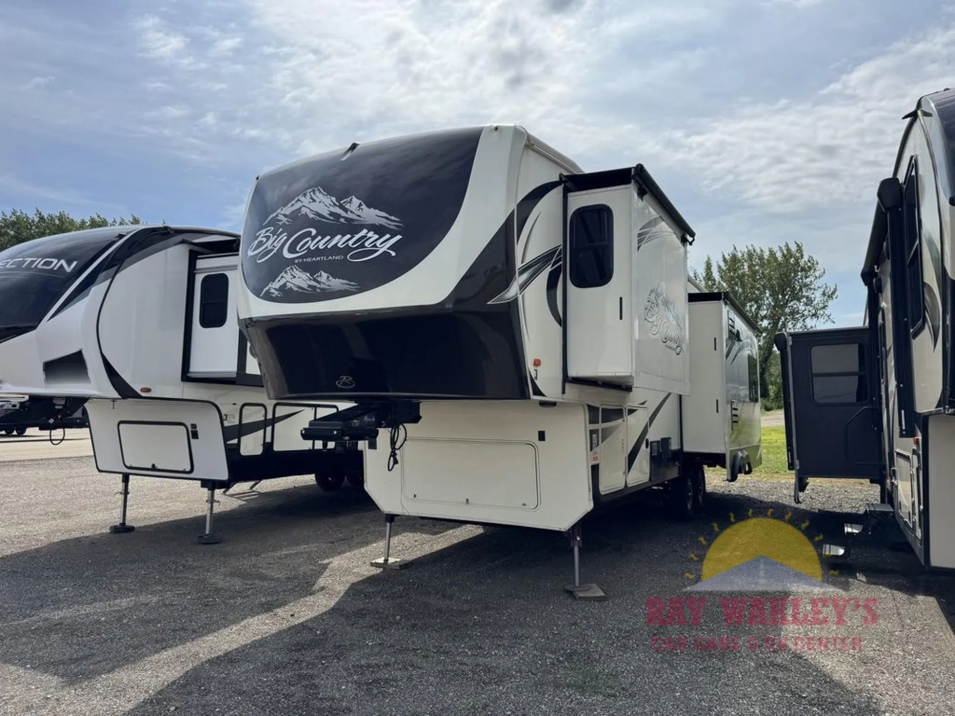 2015 Heartland Big Country 3070RE - Photo 2