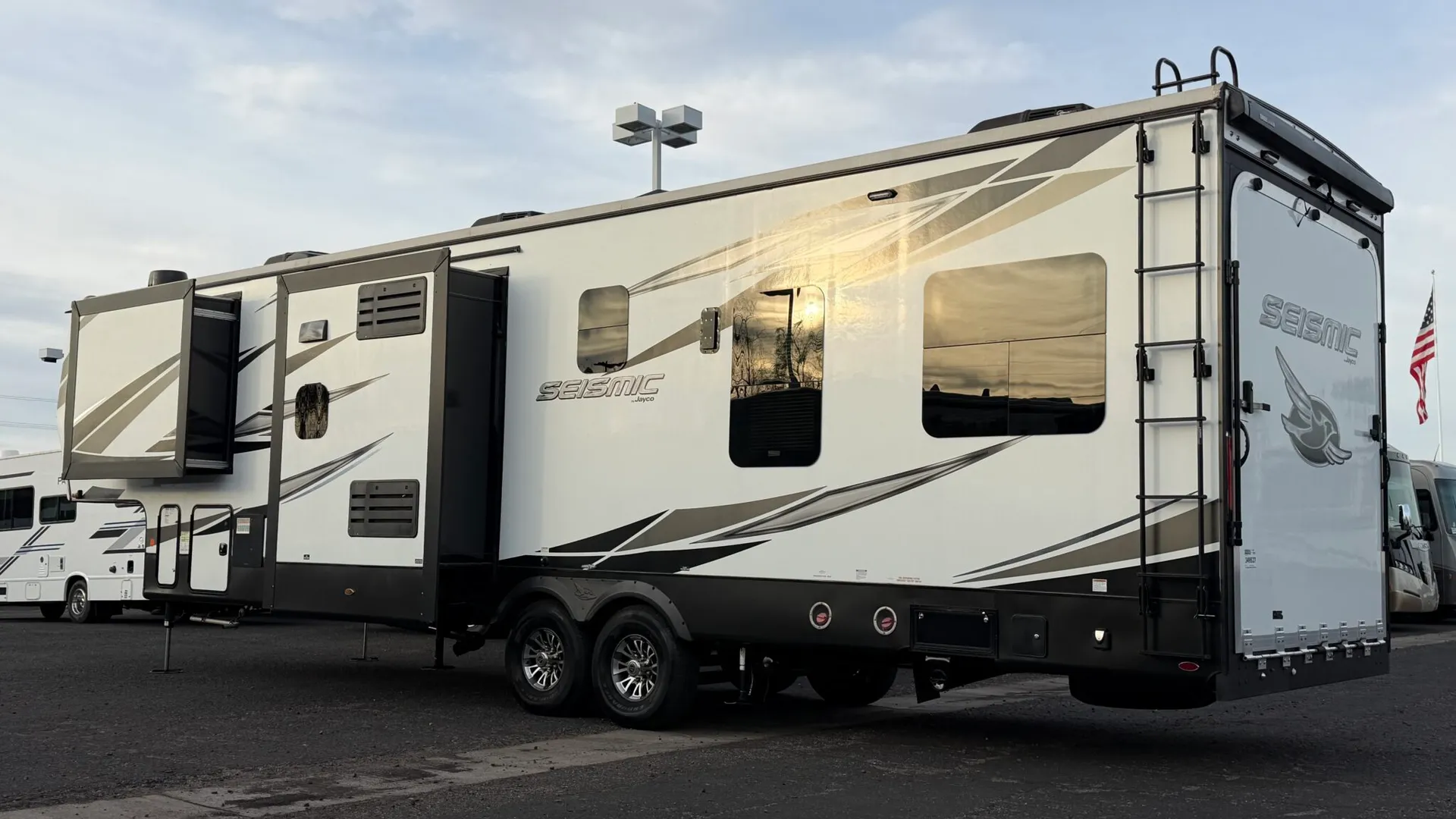 2021 Jayco Seismic 3512 - Photo 4