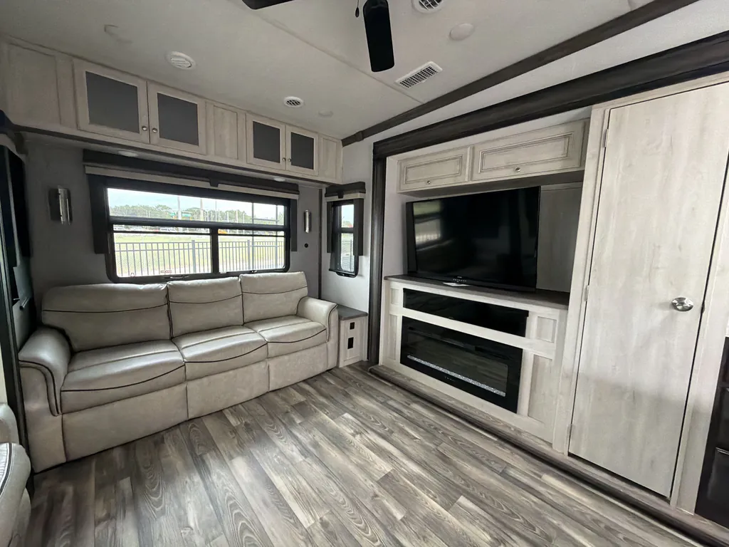 2022 Forest River Cardinal Luxury 380RLX, Photos photo 13