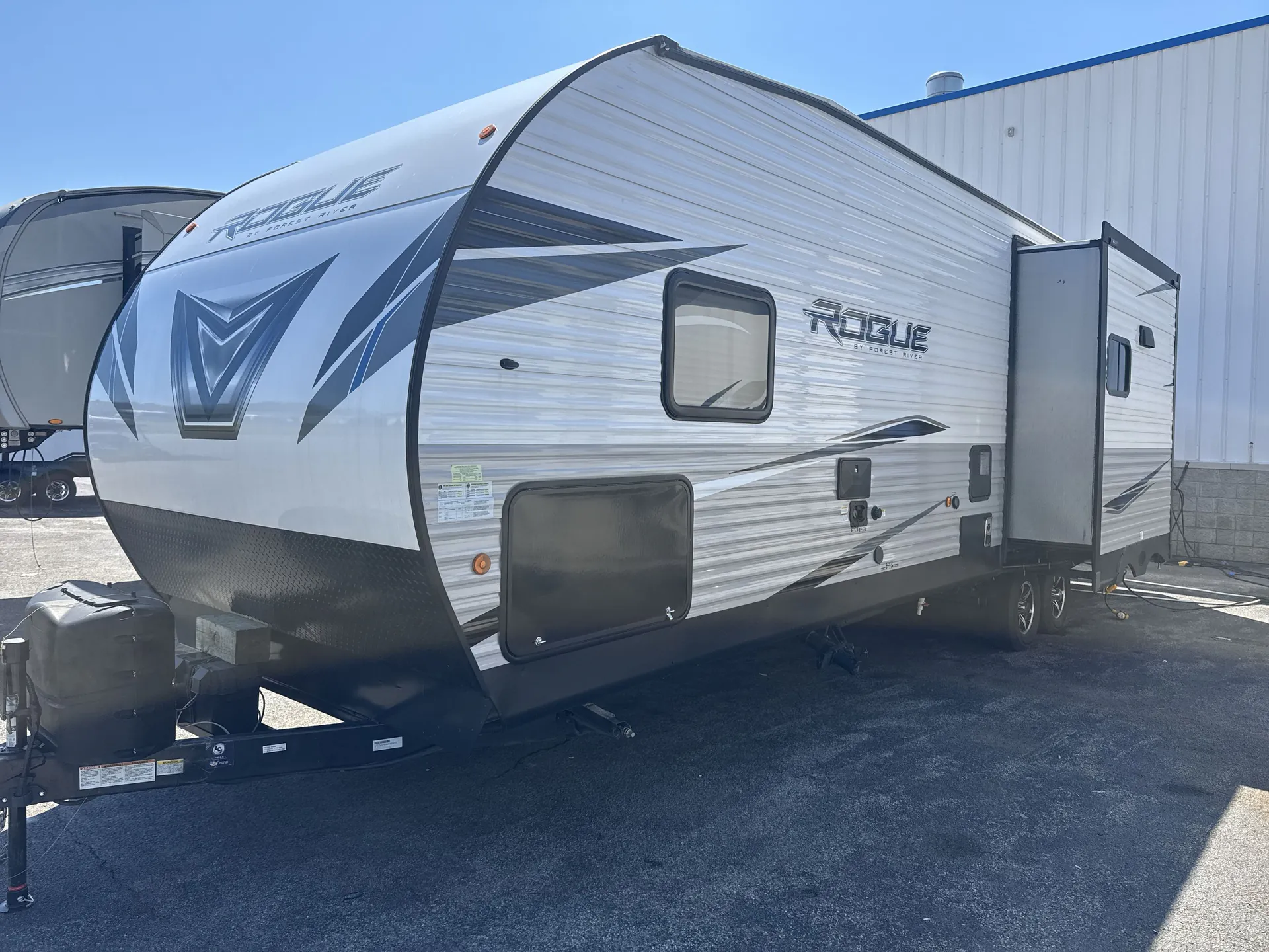 2021 Forest River Vengeance Rogue 26V — off campside