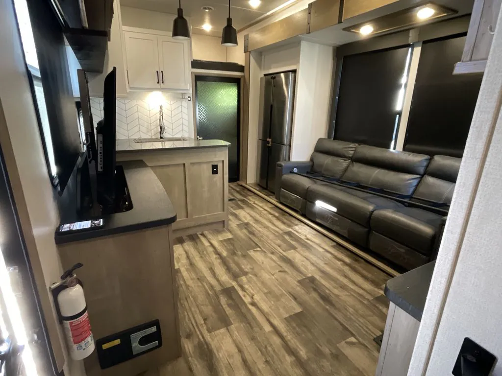 2022 Keystone Raptor 351, Photos photo 3