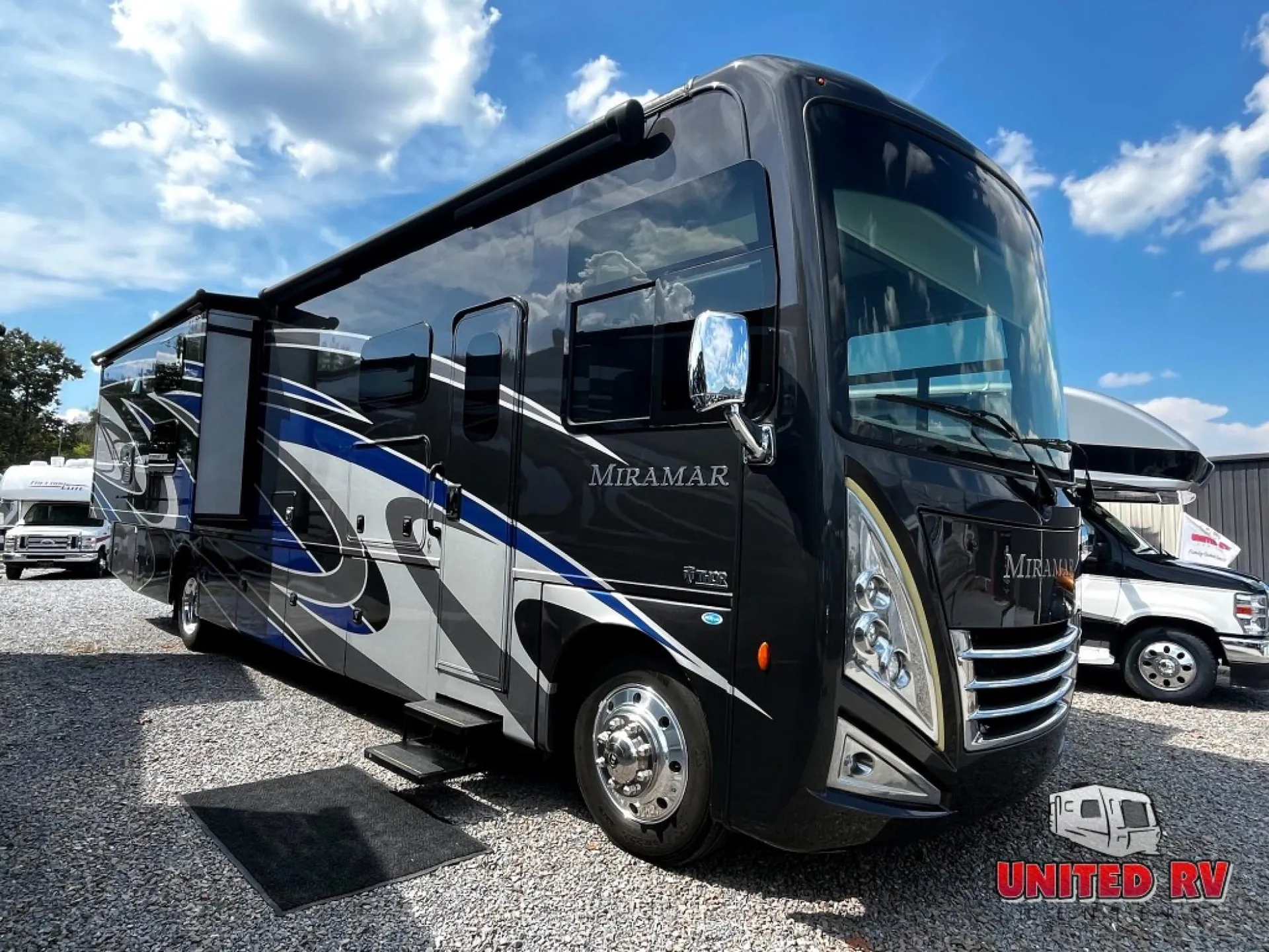 2022 Thor Motor Coach Miramar 37.1 - Photo 3